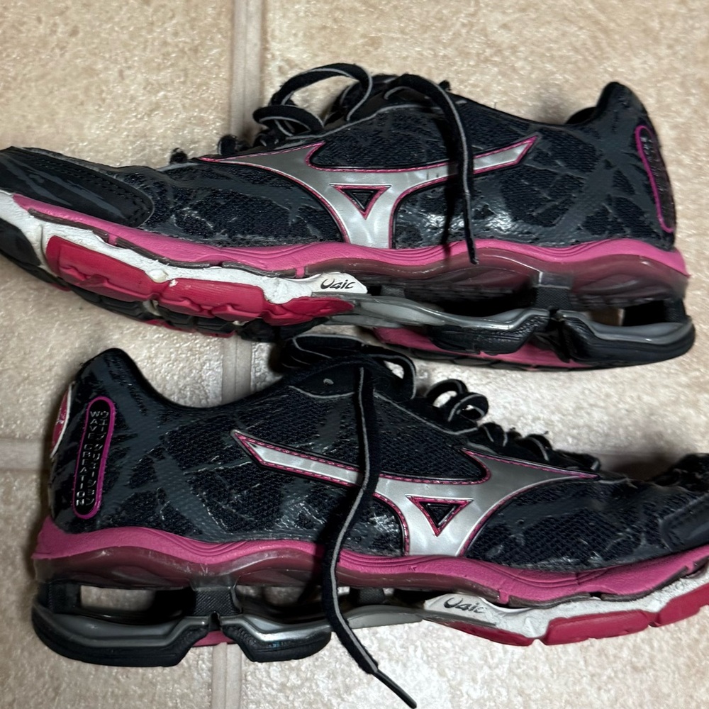 Mizuno Women's Black and Pink Athletic Shoes